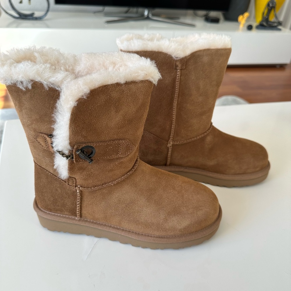 UGG BOOTS